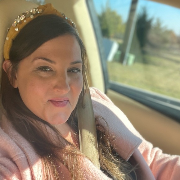 Meet your Posher, Lauren - Picture 2 of 2